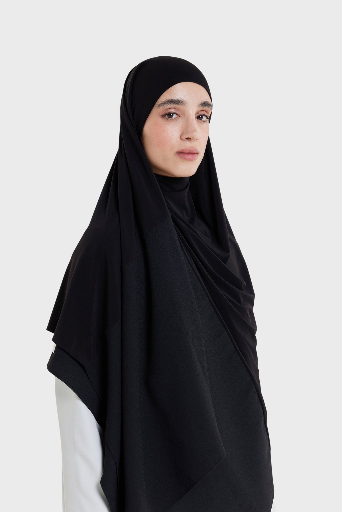 Foulard bordure satinée mat noir Mayara vue profil